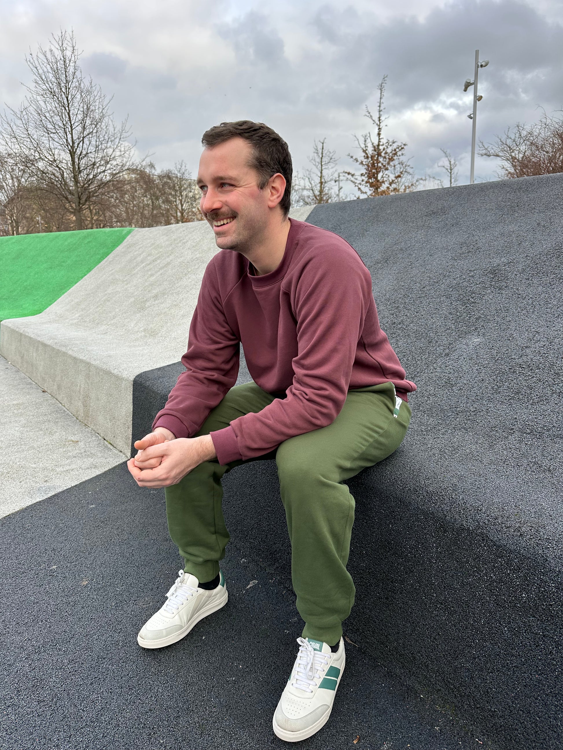 Patron de couture Antonin et Augustin - Sweat manche raglan et jogging - Vue de profil