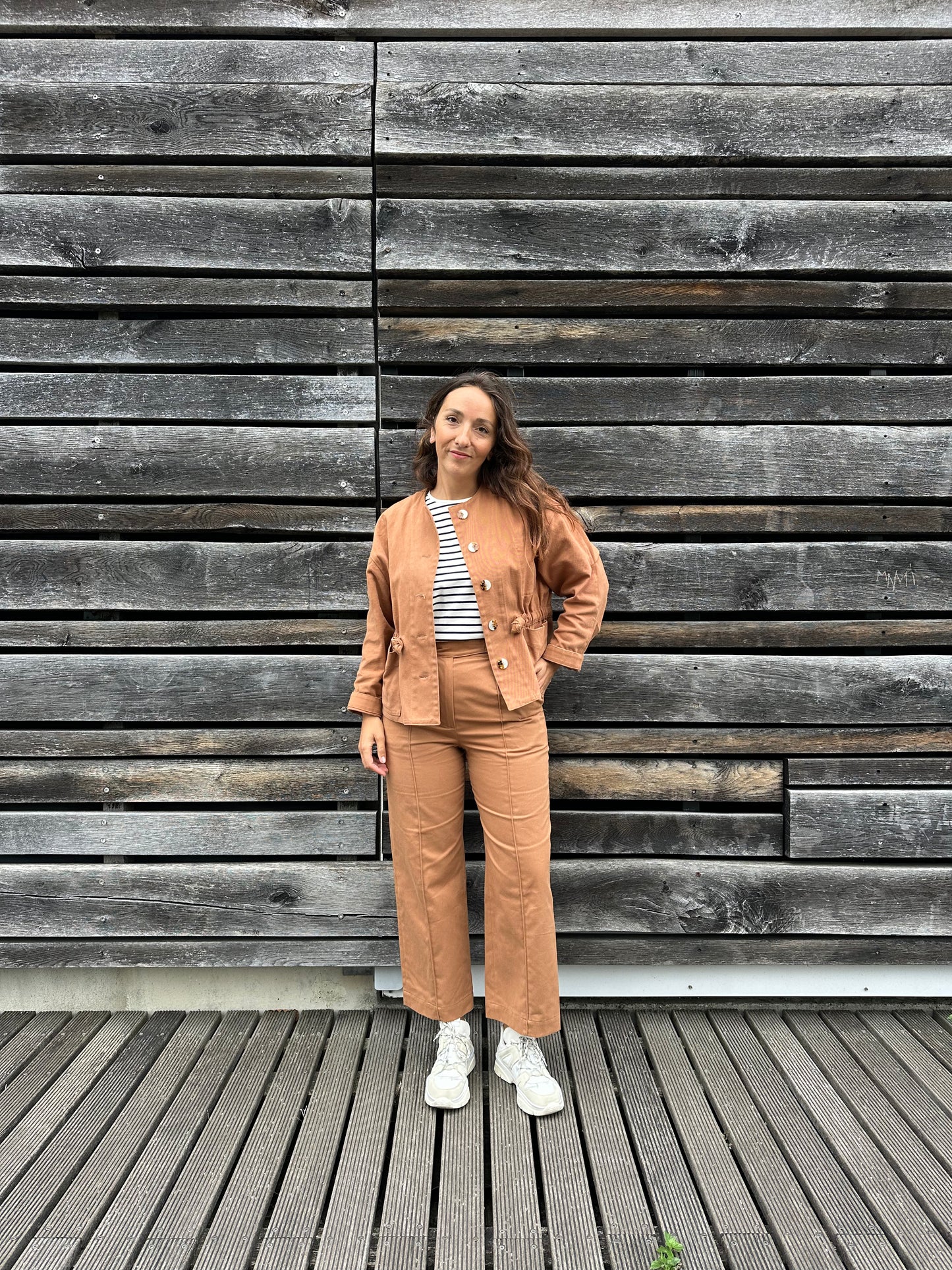 Patron de couture Coralie et Yuna - Pantalon à découpes et veste à poches, vue de face