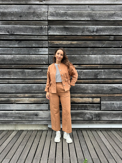 Patron de couture Coralie et Yuna - Pantalon à découpes et veste à poches, vue de face