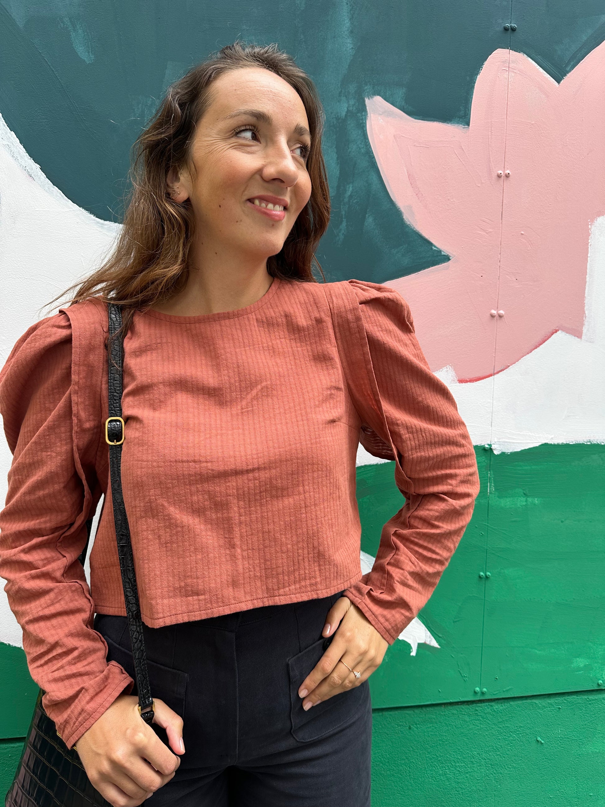 Patron de couture Doriane et Louizon - Blouse courte et pantalon droit, vue de face détails