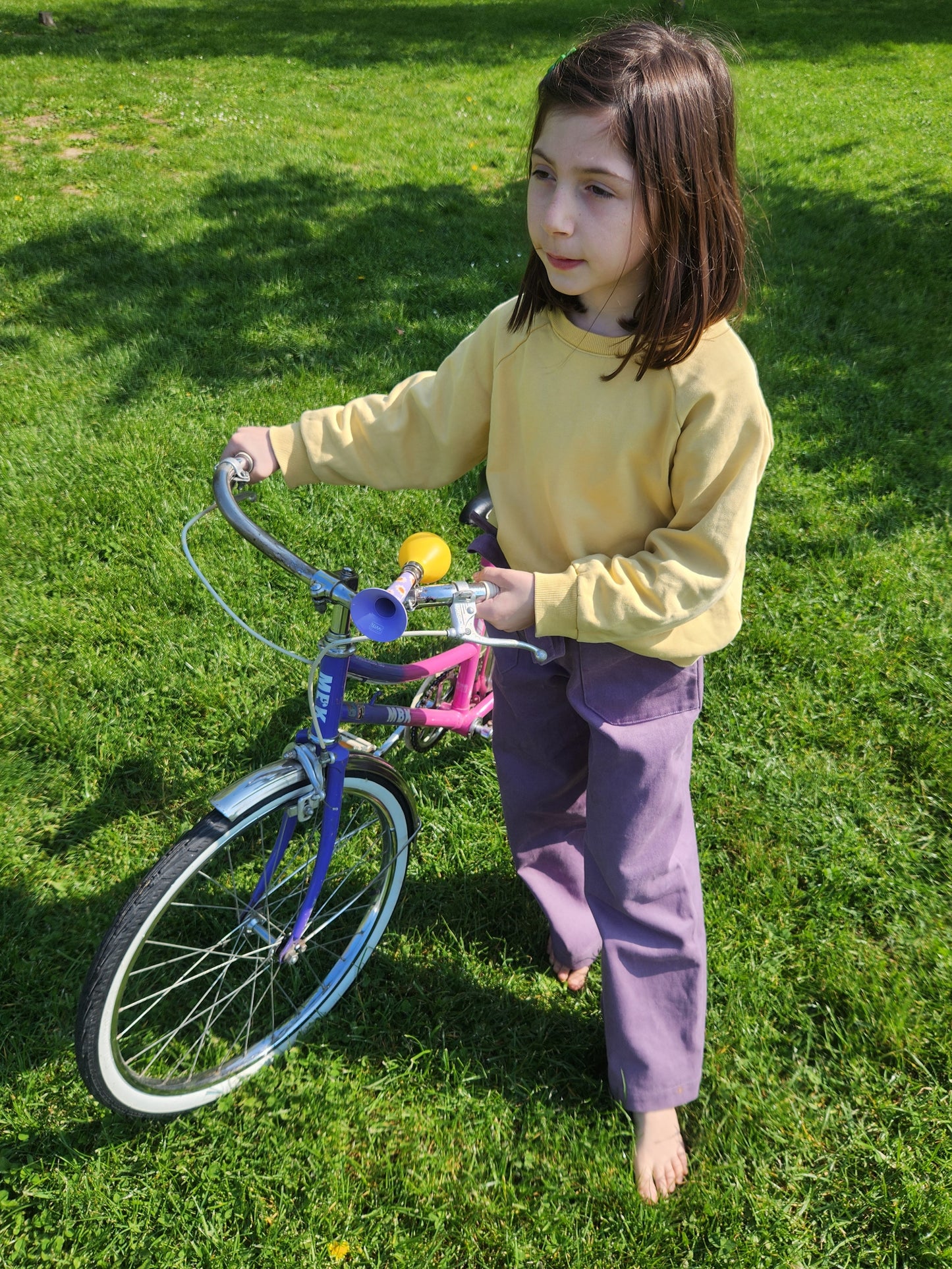 Patron_de_couture_Gabrielle_et_Antonin_kids_-_Pantalon_large_ceintur_et_sweat_manches_raglans_vue_de_face_3