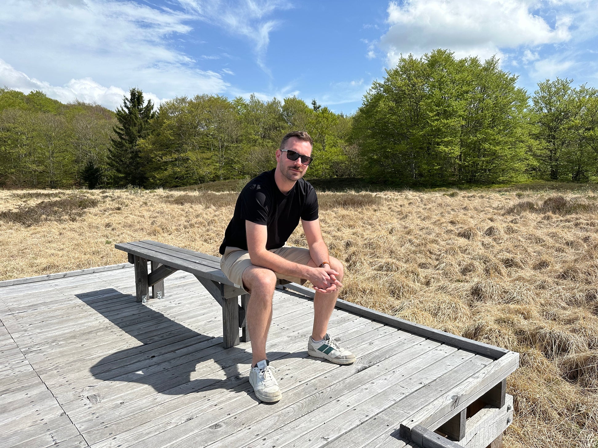 Patron de couture Thomas et Figaro - T-shirt et bermuda homme, vue de profil