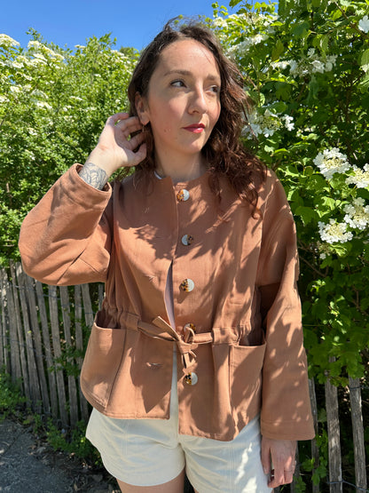 Patron de couture Yuna - Veste à poches et lien, vue de face