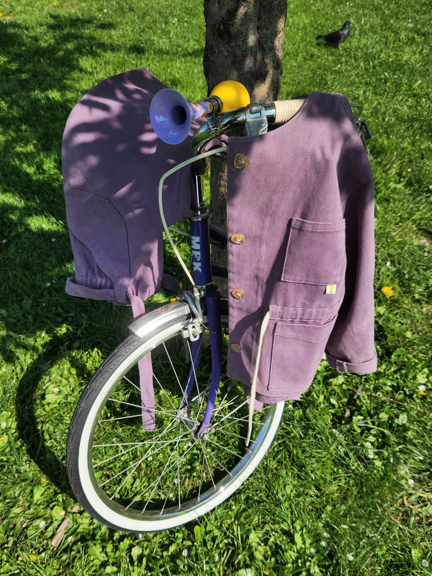 Patron de couture Yuna kids et Gabrielle kids - Veste à poches et pantalon large enfant, vue vélo